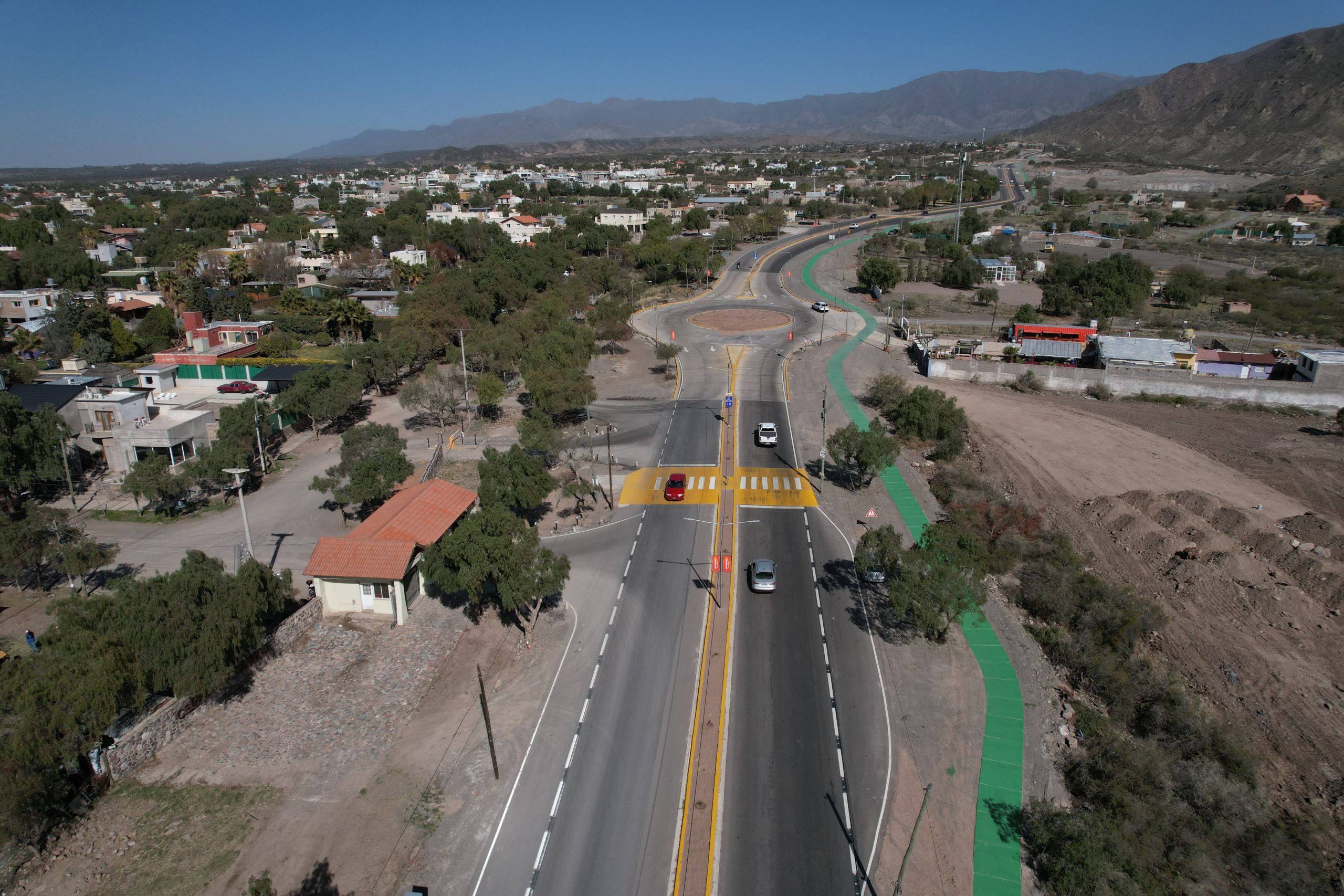 El Gobierno de Mendoza finalizó el circuito de El Challao, con nueva iluminación, ciclovía y repavimentado